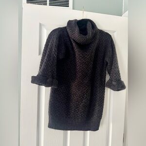 Quarter sleeve sweater